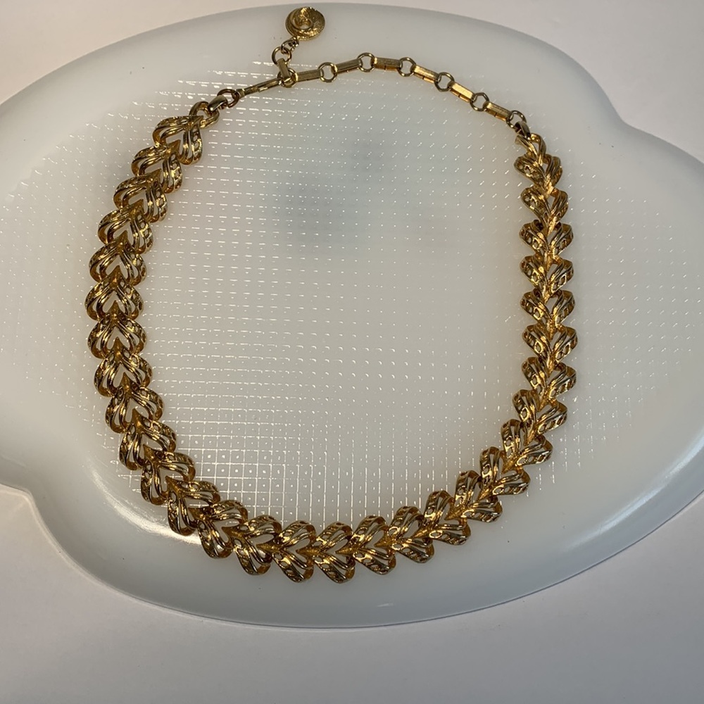 VTG LISNER Heart Choker Necklace Textured GoldTone Interlocking Hearts 12.5”
